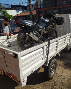 Motocicleta en plataforma
